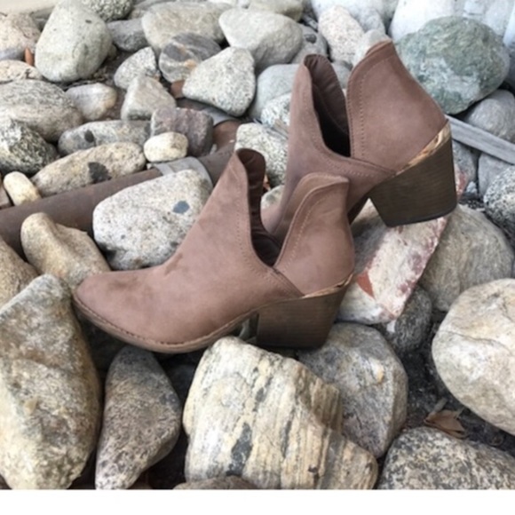 Taupe side cut out gold trim booties - Picture 3 of 6